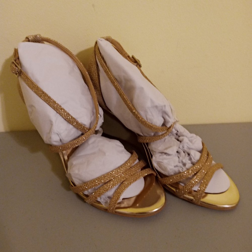 Jewel Badgley Mischka Hunt Metallic Wedge Sandals Gold 6.5M NEW in box